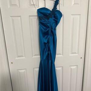 Elegant Teal One-Shoulder Gown
